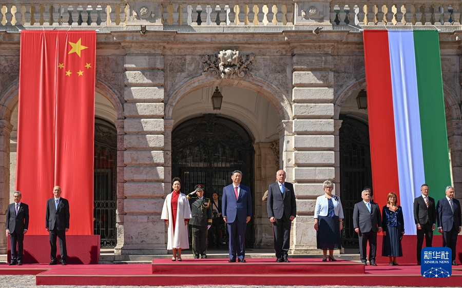 当地时间5月9日上午，国家主席习近平在布达佩斯出席匈牙利总统舒尤克和总理欧尔班共同举行的隆重欢迎仪式。新华社记者 谢环驰 摄