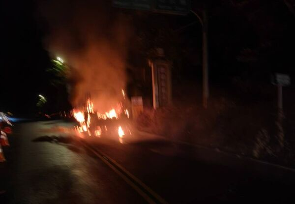 台军一辆悍马车行驶途中起火。图源：台媒