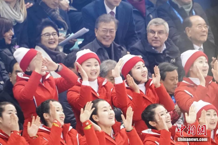 2018年2月10日,平昌冬奥会,朝韩女子冰球联队首秀,文在寅与国际奥委会主席巴赫到场观赛。现场为朝鲜啦啦队。中新社记者 崔楠 摄