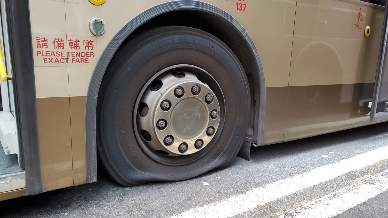 巴士轮胎被放气（图源：香港《星岛日报》）