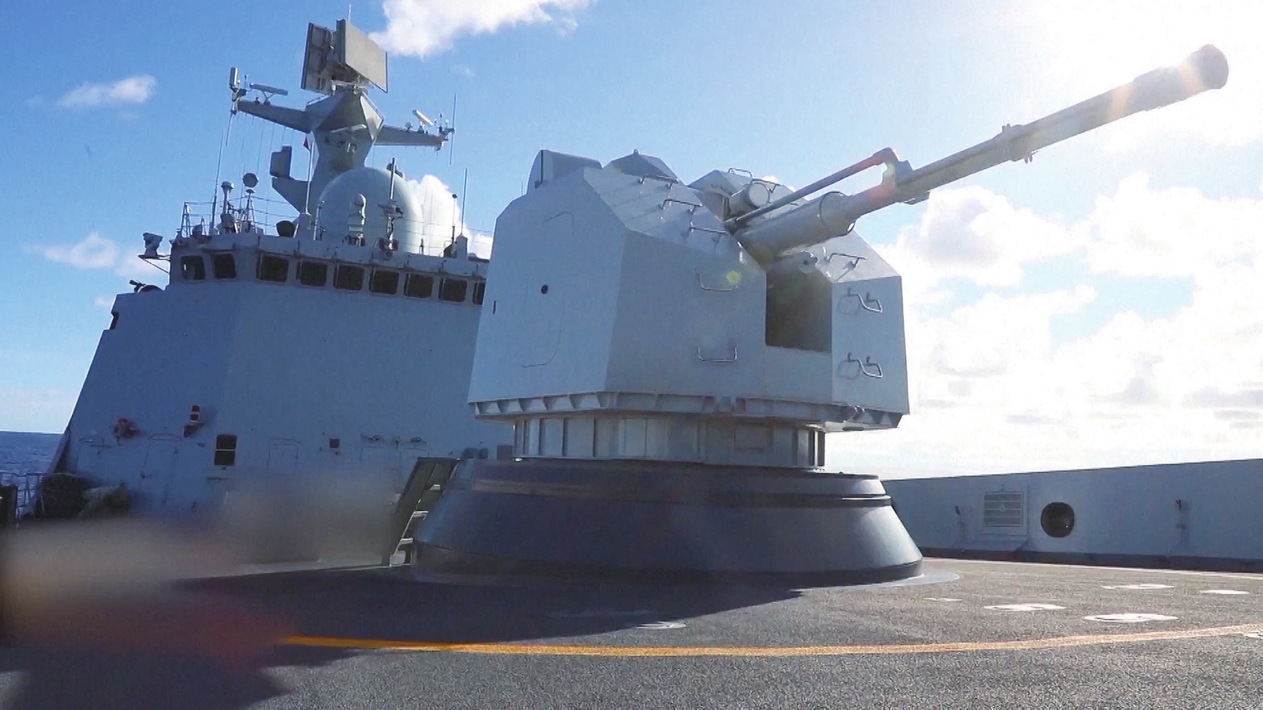 6日，我军舰在台岛周边海空域实战化演训的视频截图。