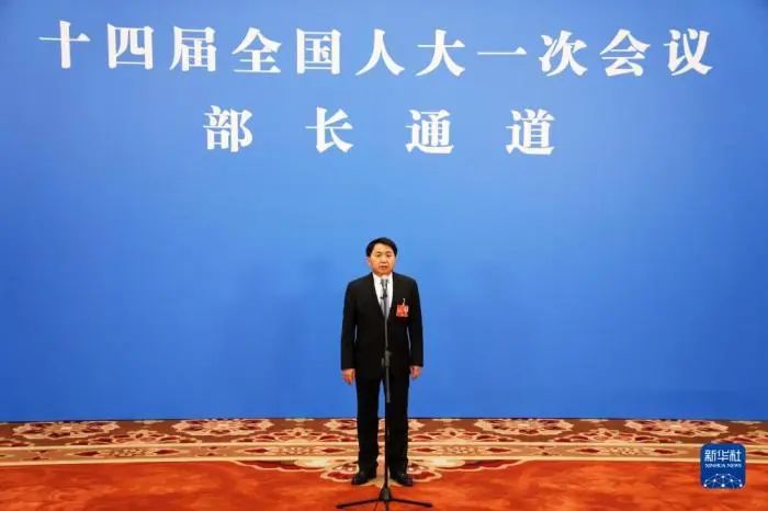 3月7日，第十四届全国人民代表大会第一次会议举行第二场“部长通道”采访活动。这是国家市场监督管理总局局长罗文接受媒体采访。新华社记者 王毓国 摄