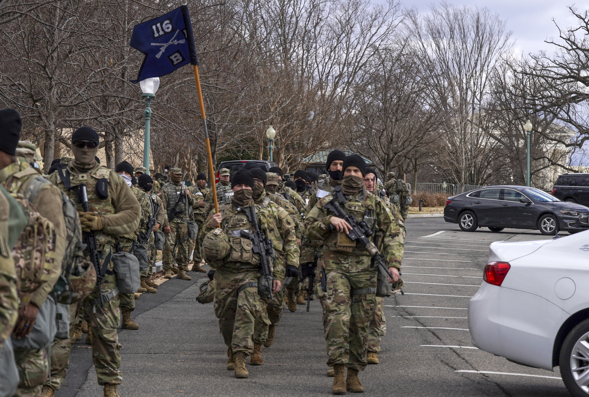 拜登就职典礼在即 国民警卫队士兵荷枪实弹巡逻