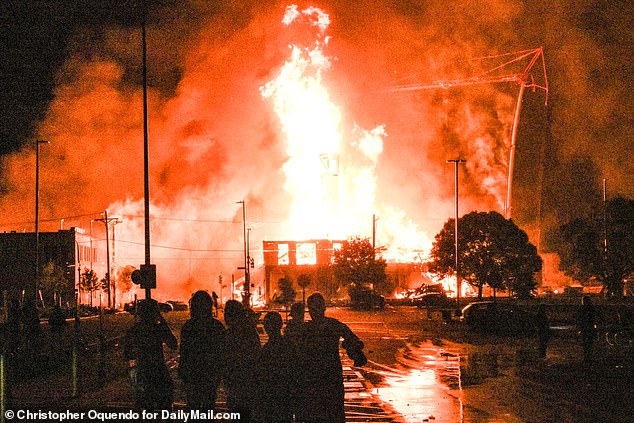 27日晚，示威者在明尼亚波利斯市纵火（《每日邮报》）