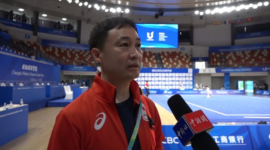 日本代表团武术教练孔祥接受采访。何美锟 摄