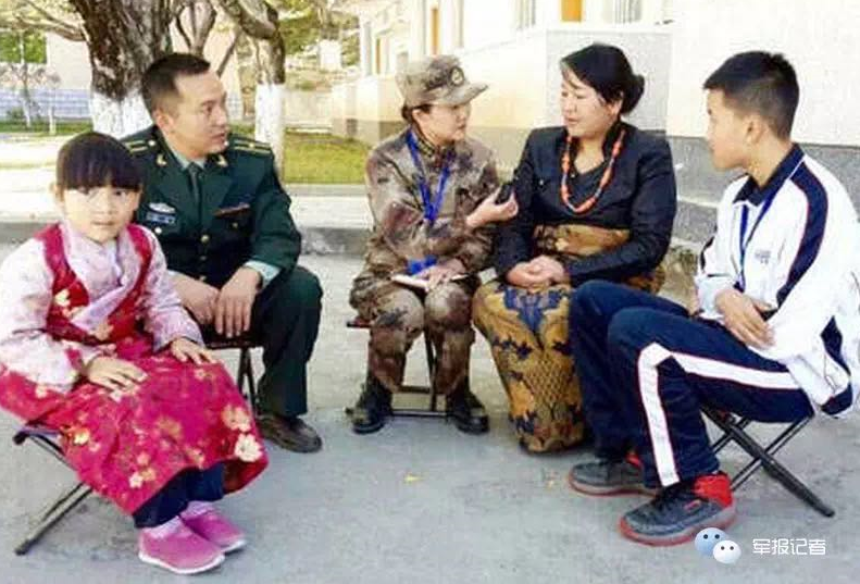 记者在西藏采访扎西志玛藏汉一家亲的故事。