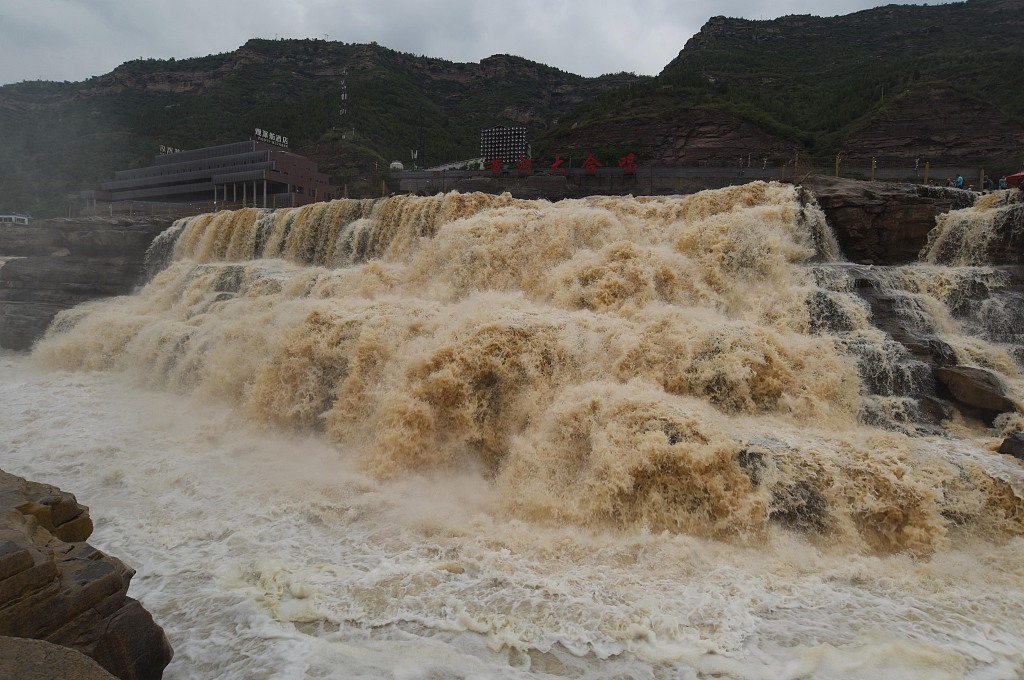 山西吉县 黄河壶口瀑布现 半清半浊 景观