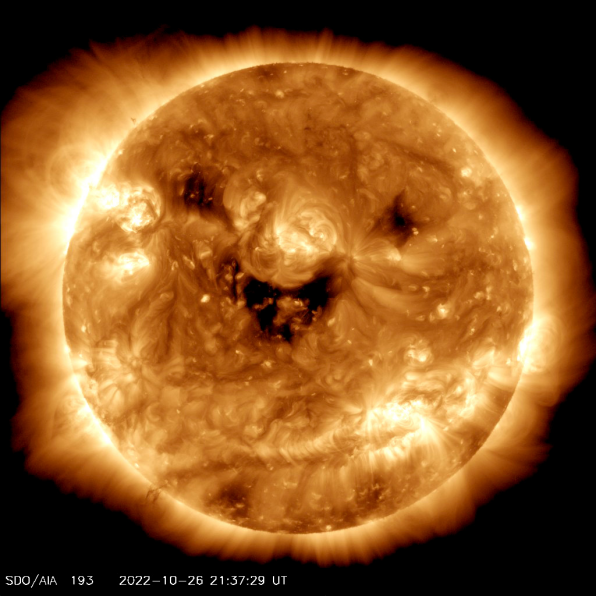 美国国家航空航天局（NASA）的太阳动力学天文台用卫星捕捉到的“太阳的微笑” 