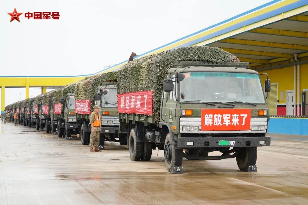 图为陆军某部抢险救援车队.曹在付 摄