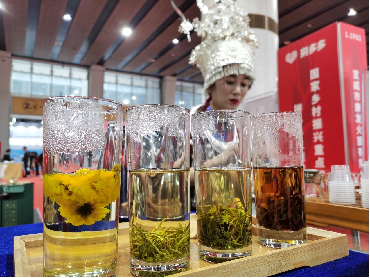 在展会现场,来自贵州都匀的参展商向观众推荐当地的茶叶.展昭 摄