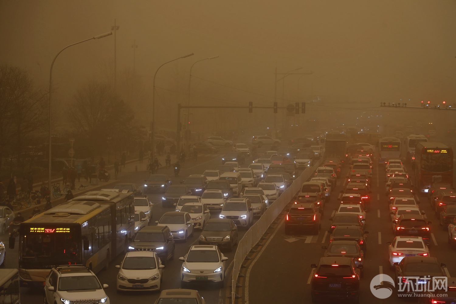 北京市气象台升级发布沙尘暴黄色预警大部分地区能见度不足一公里