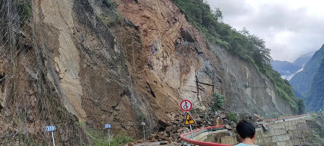 雲南貢山縣境內發生高位山體滑坡道路全線中斷