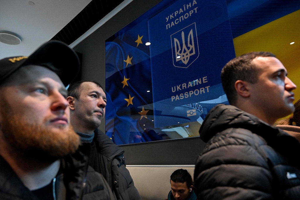 当地时间2024年4月24日，波兰华沙，在一家购物中心，乌克兰人聚集在关闭的乌克兰护照服务点前。（视觉中国）
