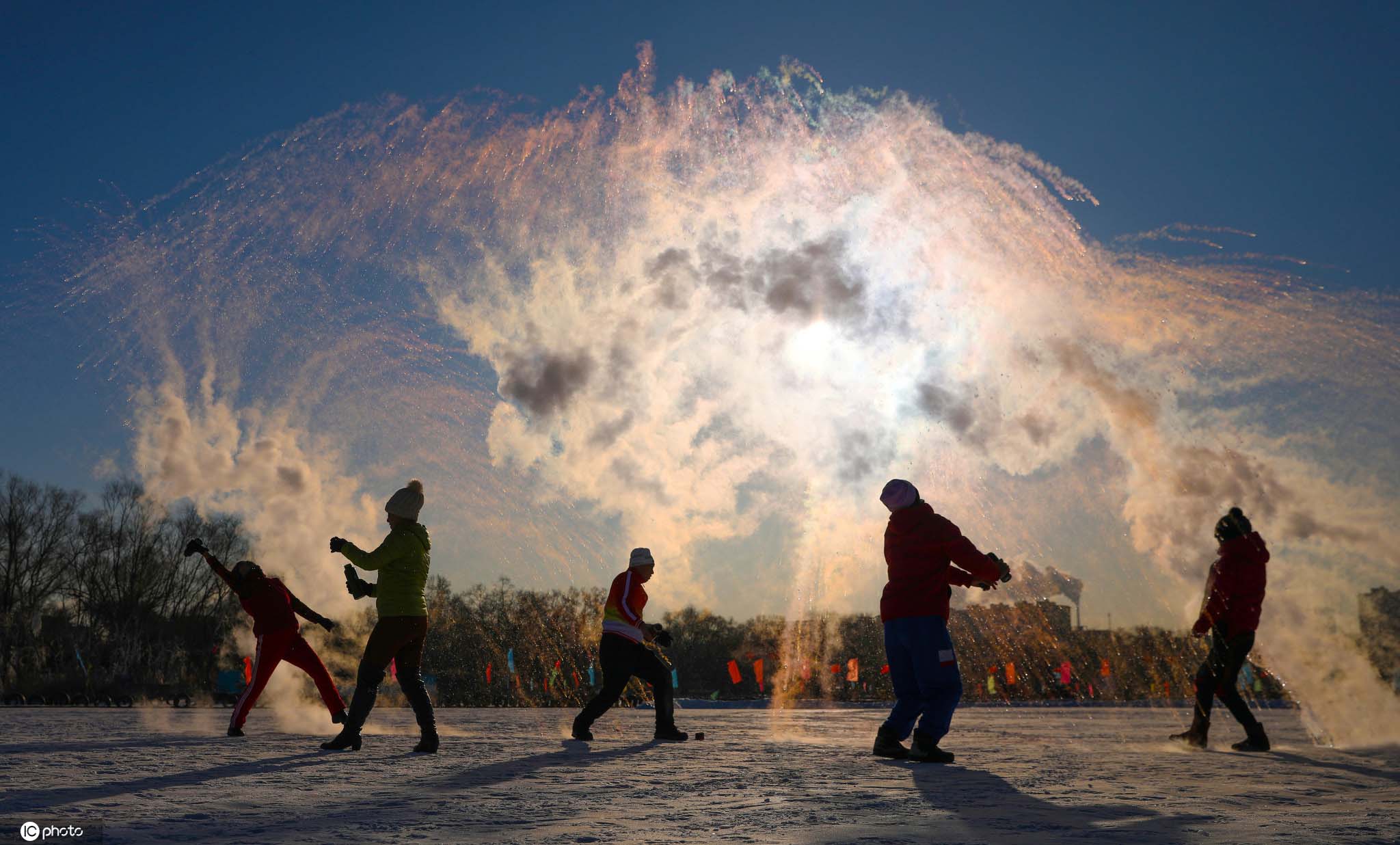27℃沈阳市民玩泼水成冰 画面美哭