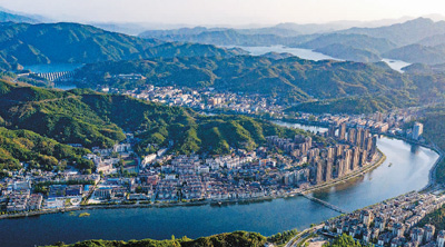 安徽省六安市金寨县,清冽的山泉水在无声流淌.张光照摄(人民图片)