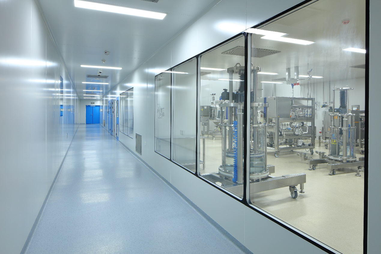 图解3:昭衍生物纯化车间,圆柱形设备中装有介质可抓取蛋白质,从而进一步对蛋白质进行提纯。