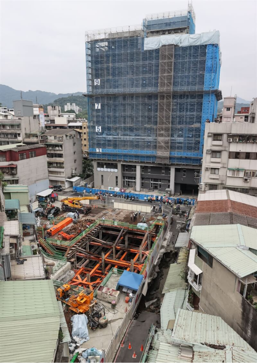 台北市信义区崇德街60巷道路塌陷，出现坑洞。图自台湾“中央社”