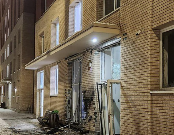 莫斯科梁赞大街一栋居民楼17日发生爆炸后的画面 图源:塔斯社