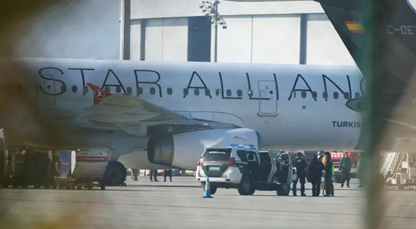 当地时间1月15日，警方正对降落的TK1853航班进行检查。图源：英媒