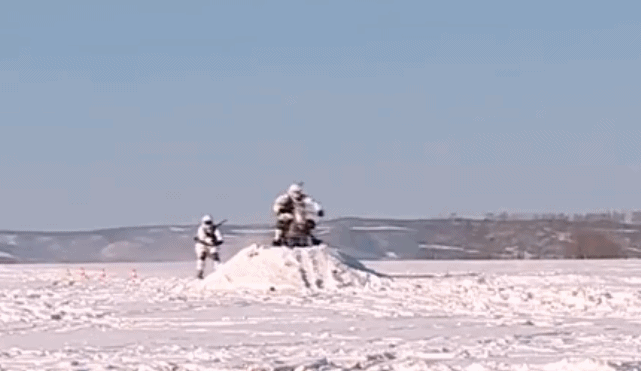 俄军士兵在滑雪前行过程中跳过障碍物