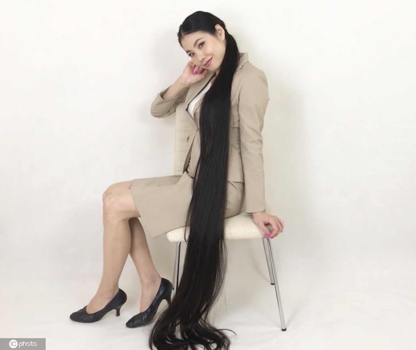 日本女子头发长达17米 连续15年未剪发