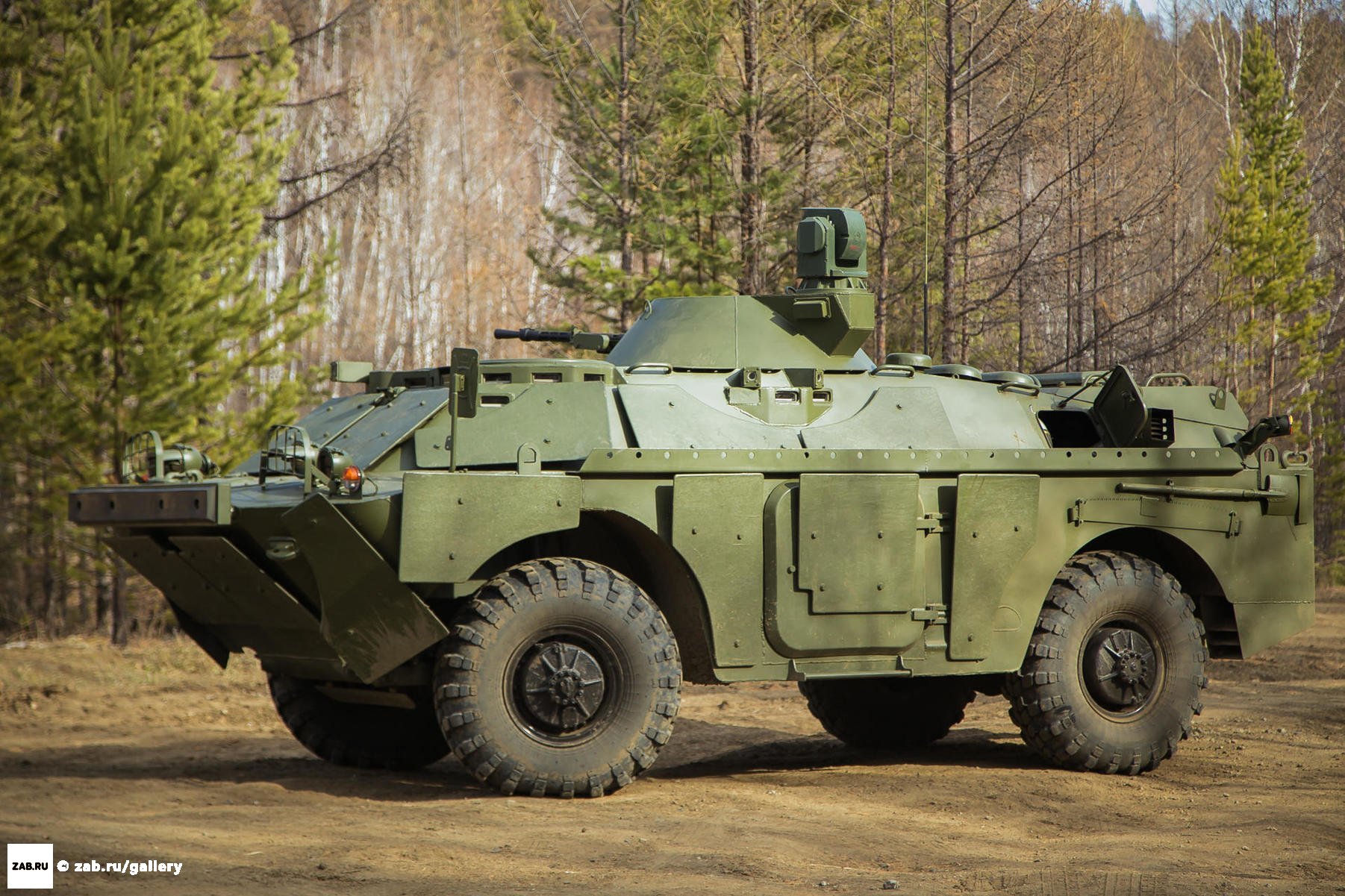国武官参观了再贝加尔湖的一个装甲工厂生产的最新型装甲车和巡逻车的