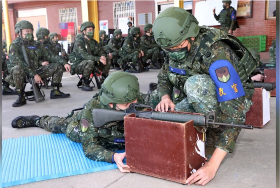 台“教召”人員（後備軍人）接受軍事訓練。 圖自台灣“聯合新聞網”