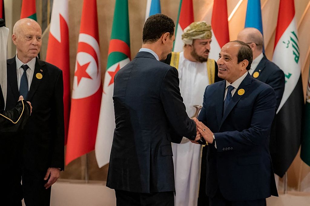 5月19日，沙特阿拉伯吉达，阿盟峰会开始前，叙利亚总统巴沙尔·阿萨德(中)向埃及总统塞西(右)致意，突尼斯总统赛义德(左)在一旁观看。（视觉中国）