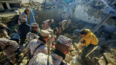 北京时间1月7日9时5分,西藏日喀则市定日县发生6.8级地震,造成重大人员伤亡,大量房屋倒塌,解放军和武警部队官兵紧急驰援。图源:央视