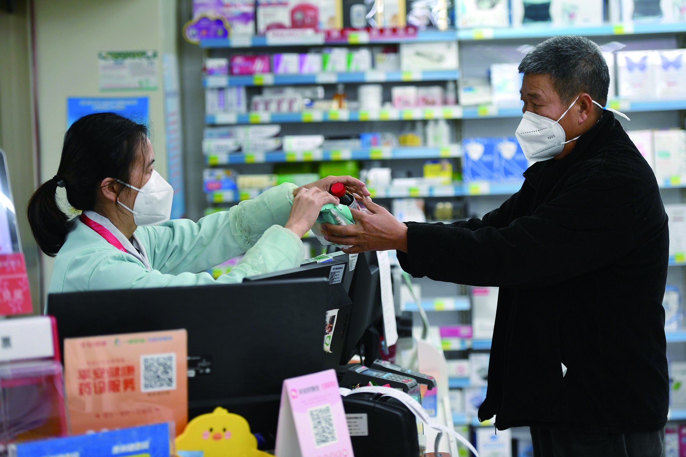 24日,贵阳市民在一家药店买药. (视觉中国)