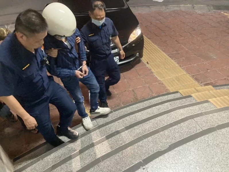 警方將涉案人員帶回警局（圖片來源：台灣《聯合報》）