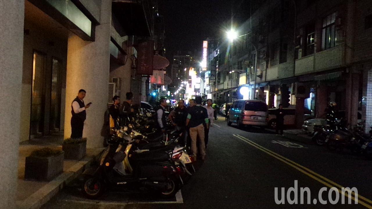 警方围捕嫌犯（图源：台湾《联合报》）