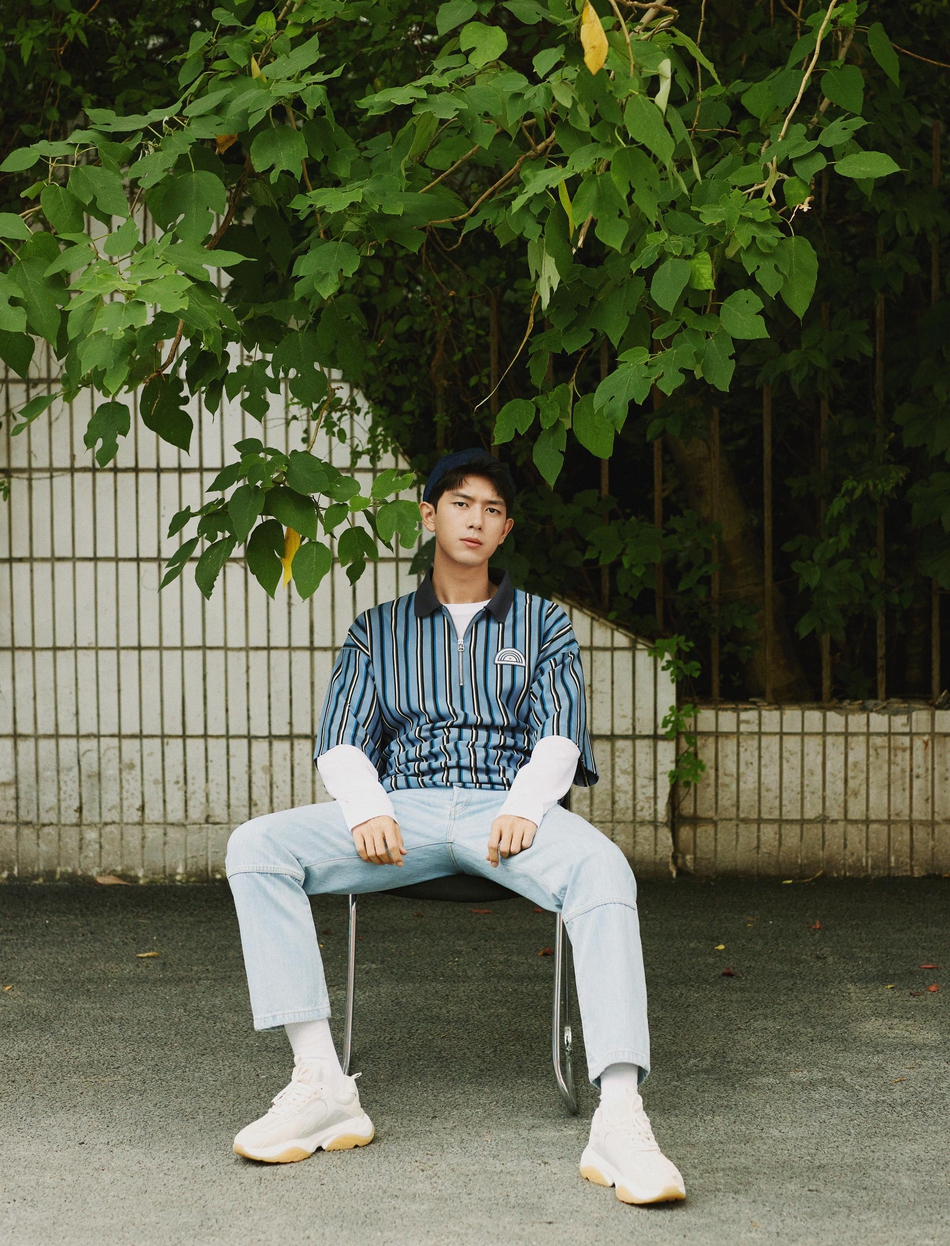 李现身着条纹衬衣演绎街头少年