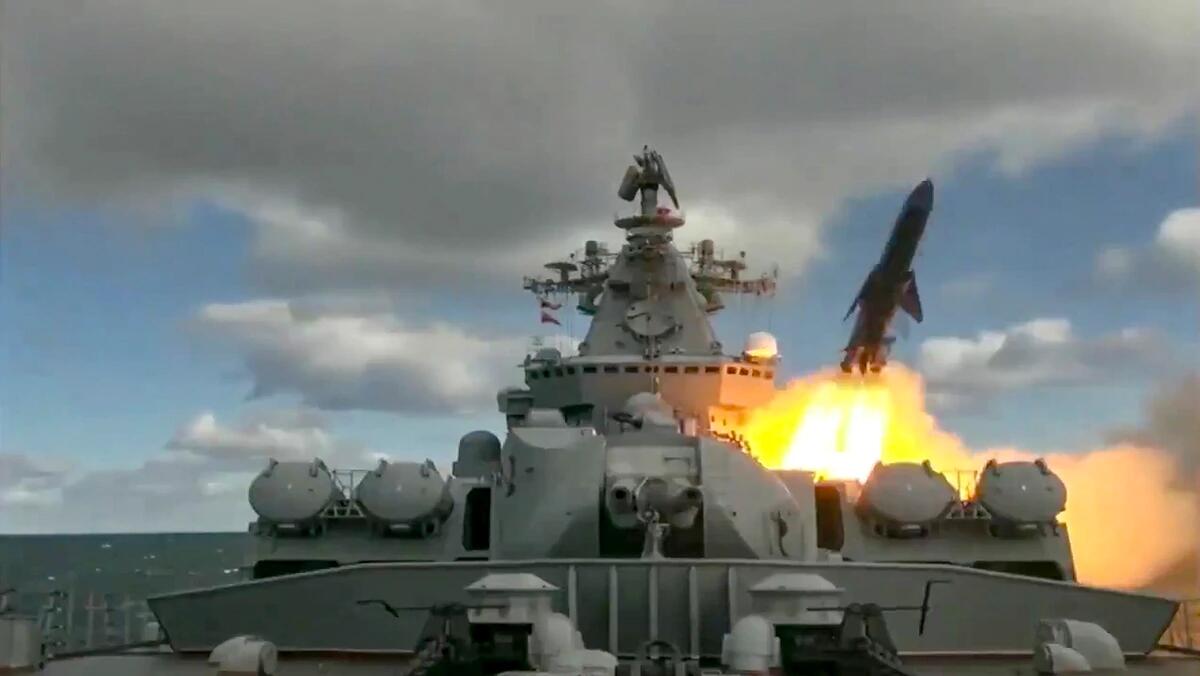 俄军舰在演习中发射导弹俄罗斯海军总司令尼古拉61叶夫门诺夫表示