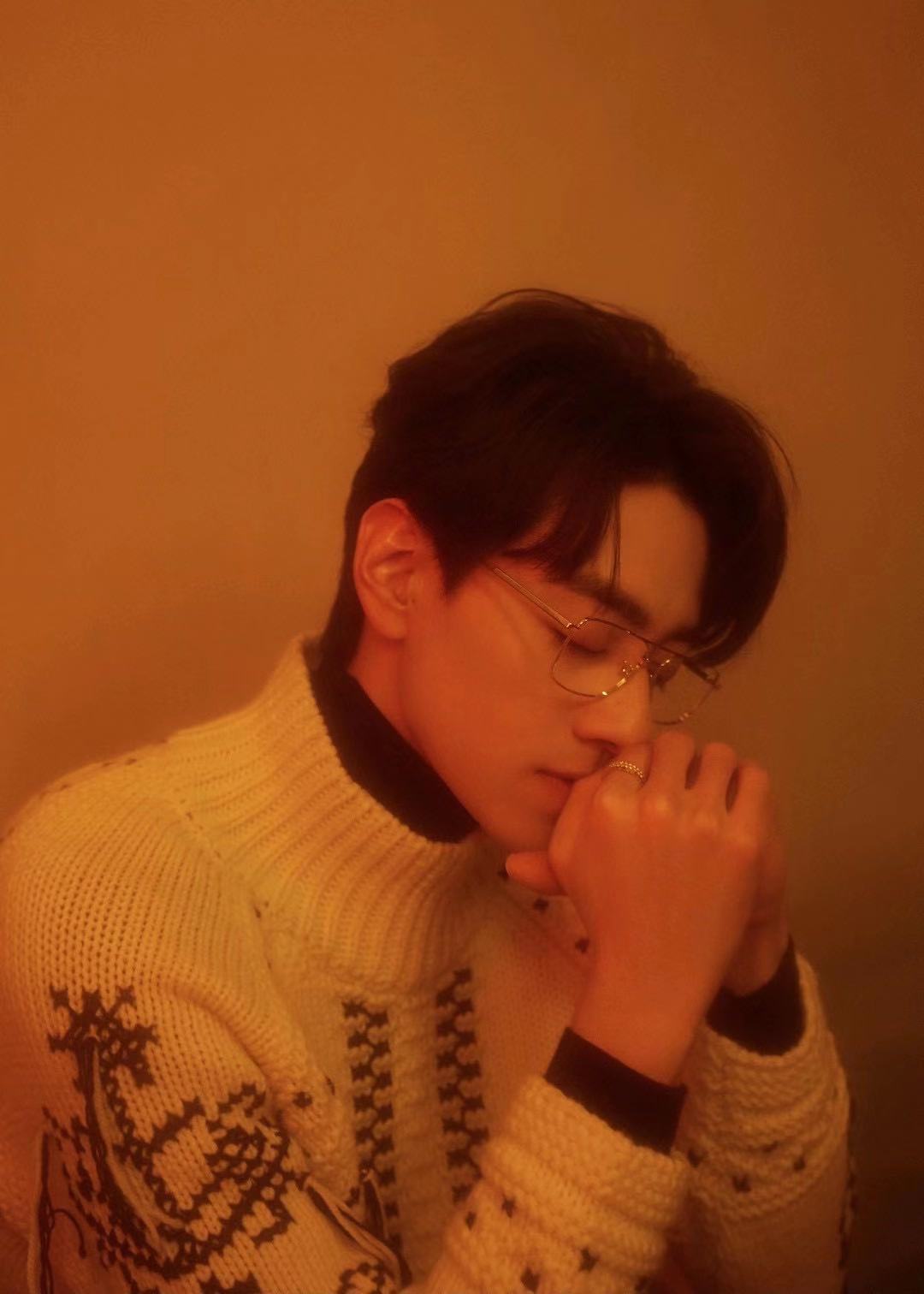 郑云龙身着白色毛衣02温柔的面庞令人沉醉