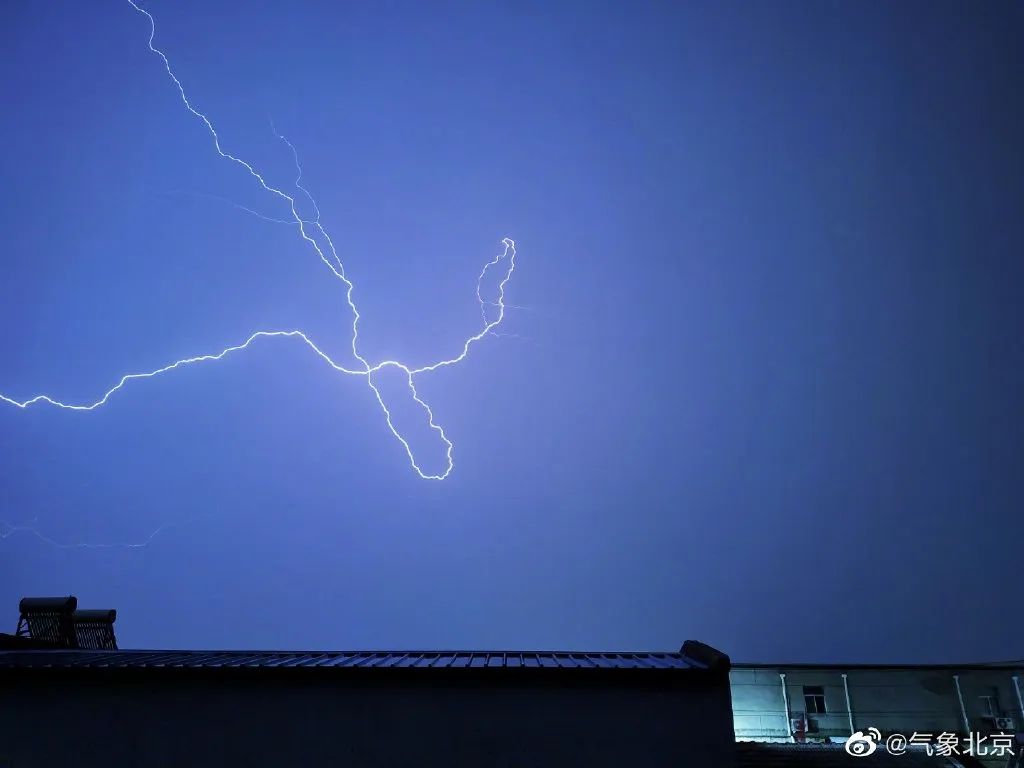 春雷伴随春雨的一晚过后那是瞬间神清气爽~被一声响雷震得刚刚入梦