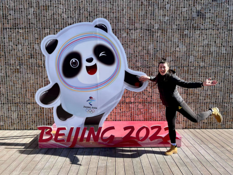 （巴西钢架雪车选手妮可·西尔维拉最喜欢做的事情之一就是到处和“冰墩墩”合影）