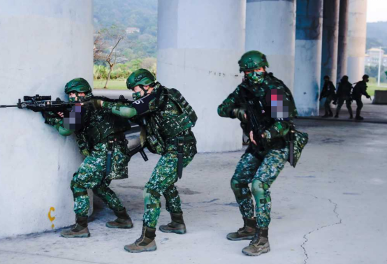 台防务部门发布的第一季联合作战计划演练照片，最左边的那位特勤队员，步枪安装着位置不正确的瞄准镜。图自中时新闻网