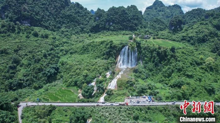三叠岭瀑布吸引不少途经此地的车辆驻足。陈冠言 摄