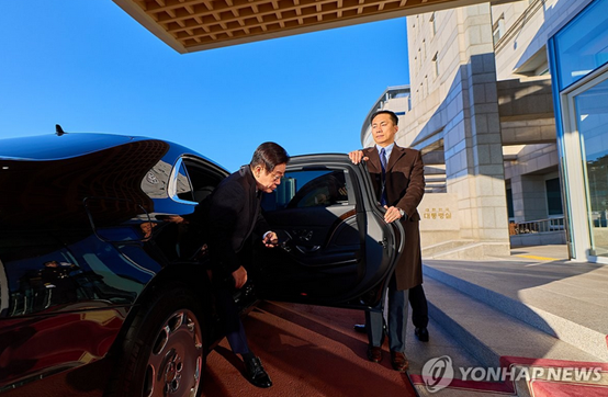 当地时间12月26日，李在明最后一天在龙山总统府办公。图源：韩联社