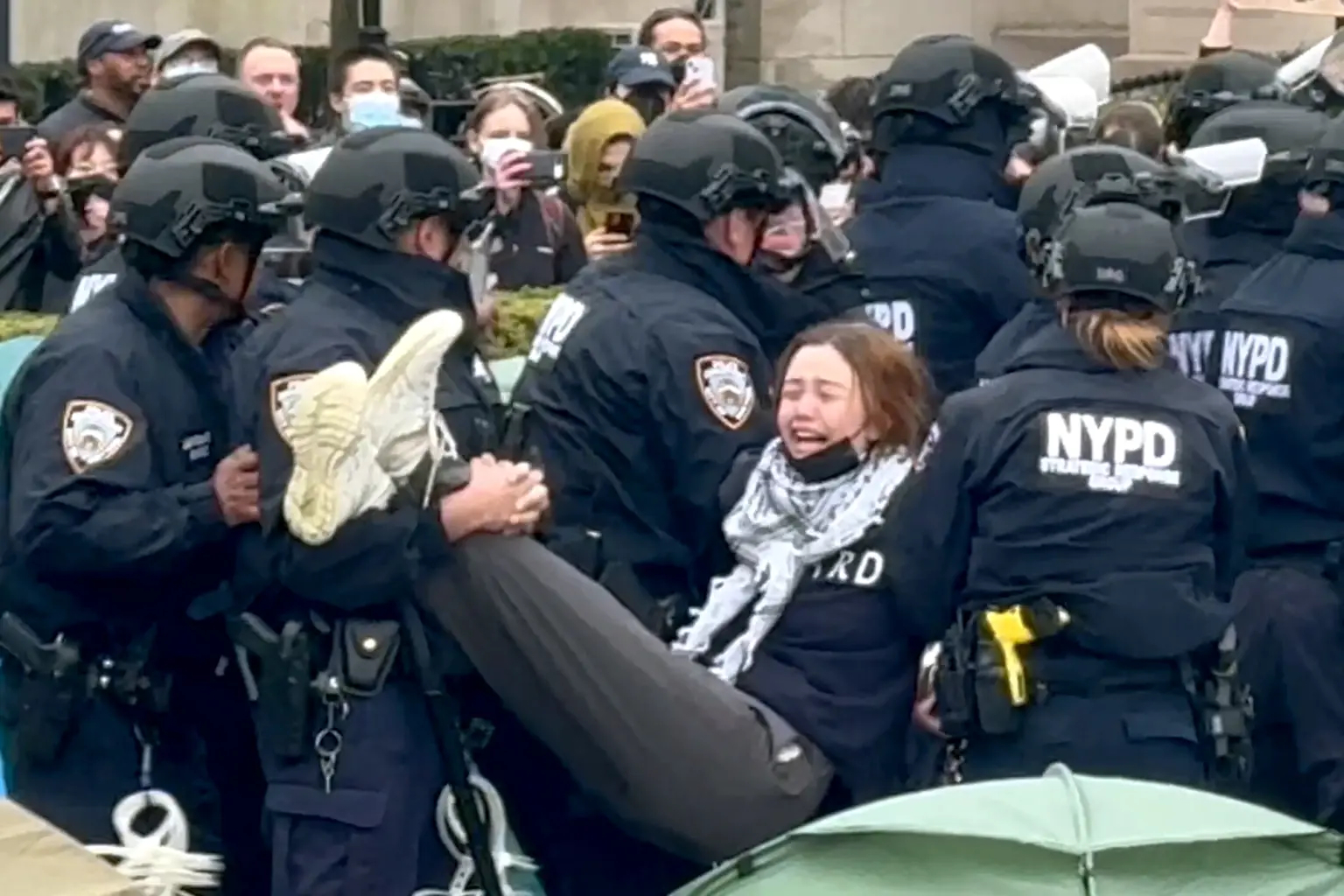 当地时间4月18日，纽约警方在哥伦比亚大学逮捕了超100名支持巴勒斯坦的抗议者。图自美媒