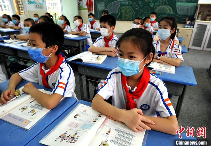 中国有各级各类学校超53万所在校生逾28亿