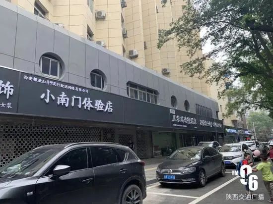 西安一街道多家店铺门头变黑白,市民:有点瘆人