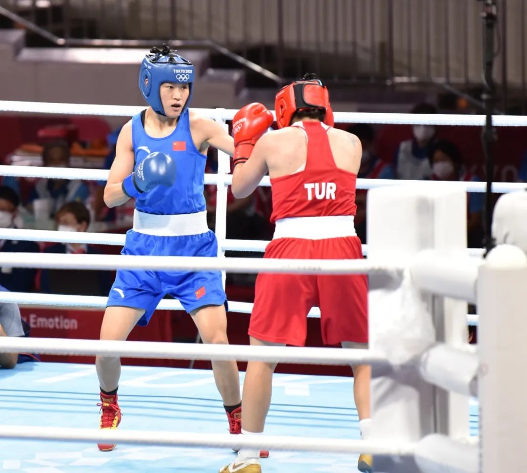 武术散打运动员出身的谷红,身高臂长.