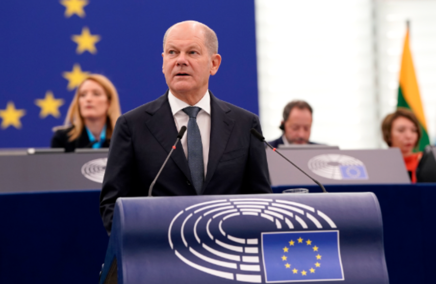 朔尔茨5月9日在欧洲议会发表演讲的画面，图源：欧洲议会网站