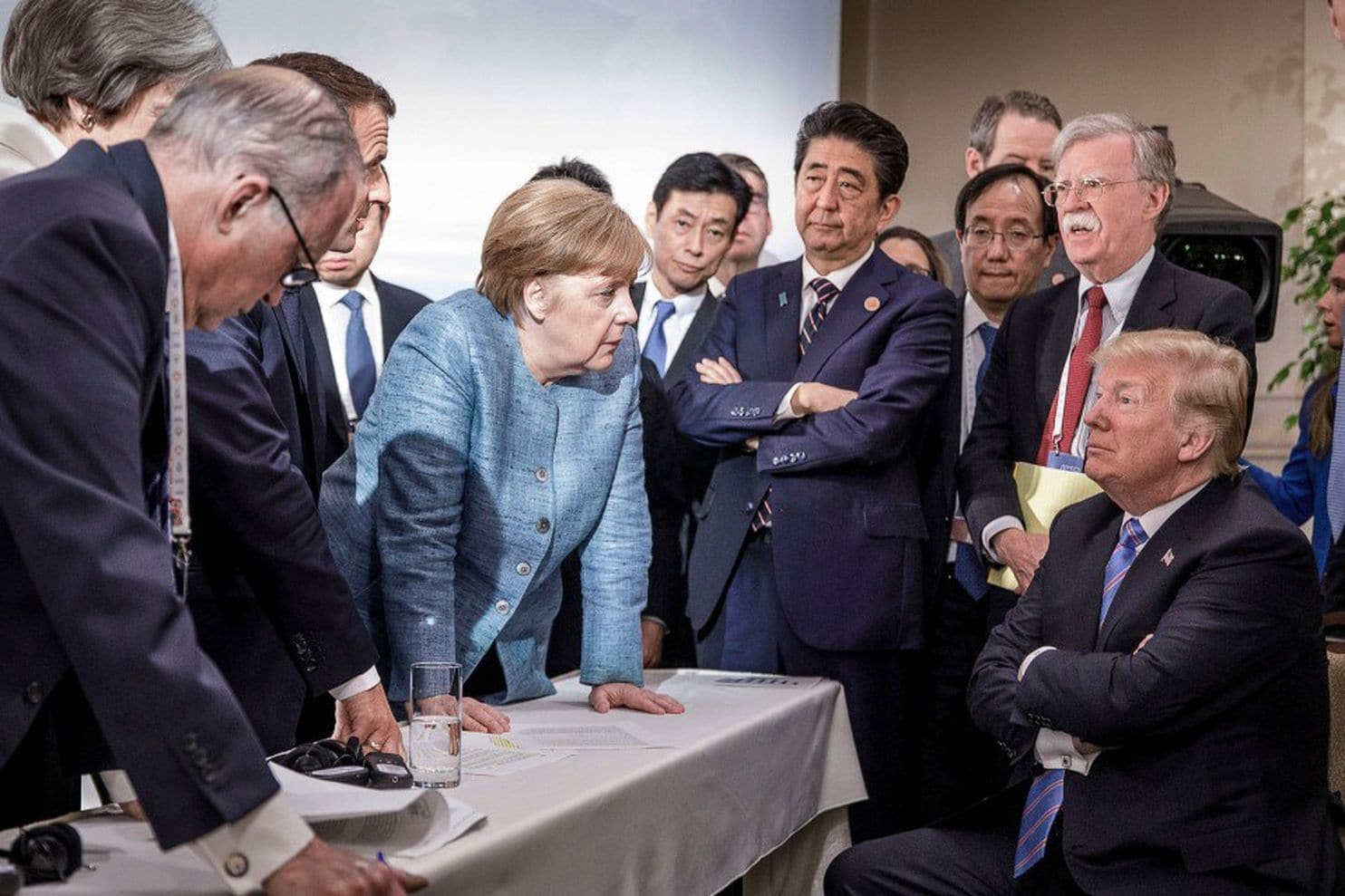 （2018年6月的G7峰会上，默克尔等多国领导人与时任美国总统特朗普“正面交锋”。）