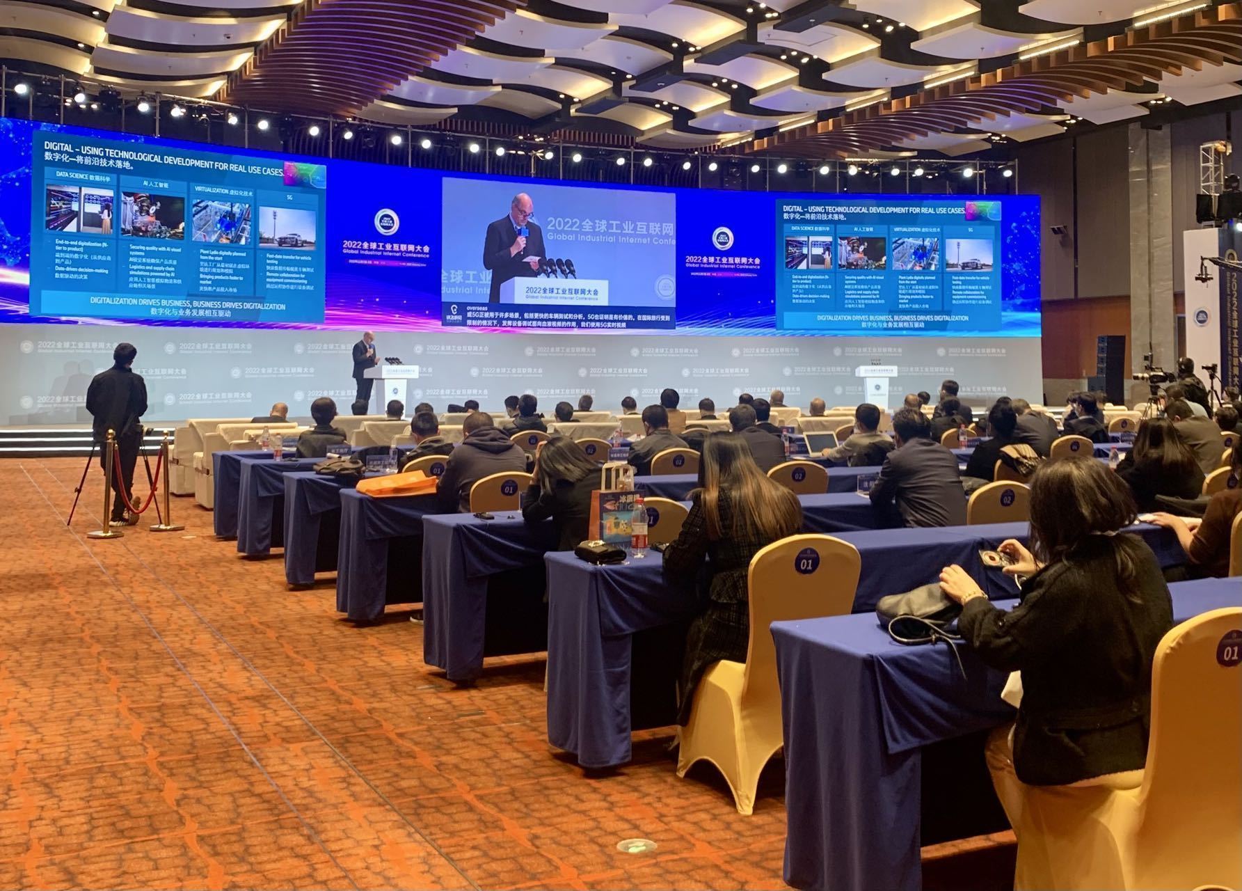 上图为华晨宝马首席执行官戴鹤轩博士做主旨报告。辛阳摄