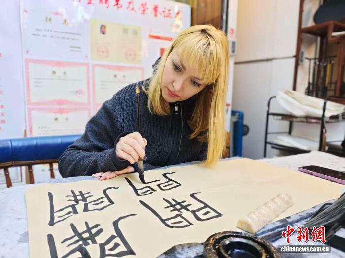 白丽莎正在练习书法。(资料图)受访者供图