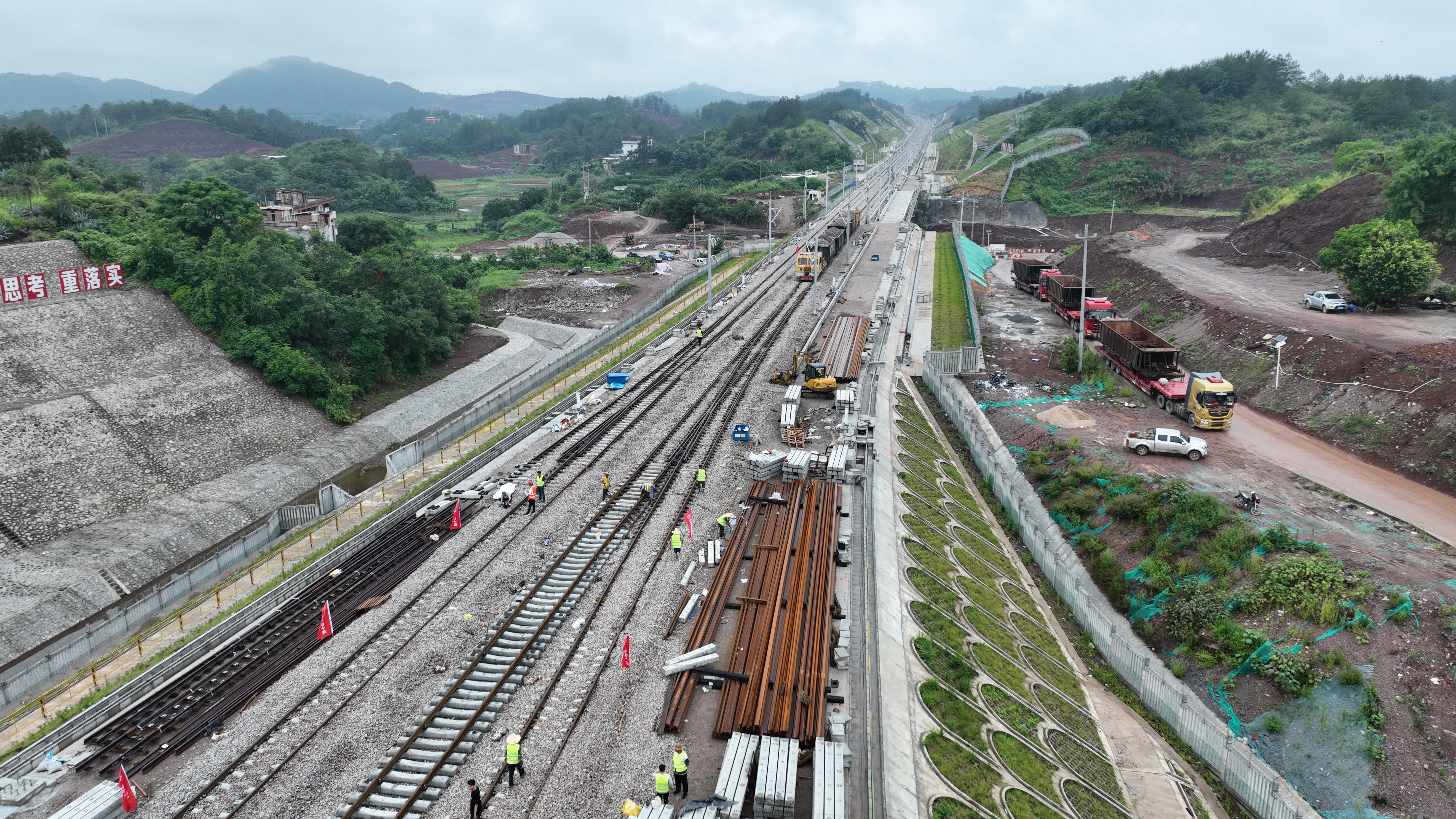 龙龙高铁福建段全线铺轨贯通