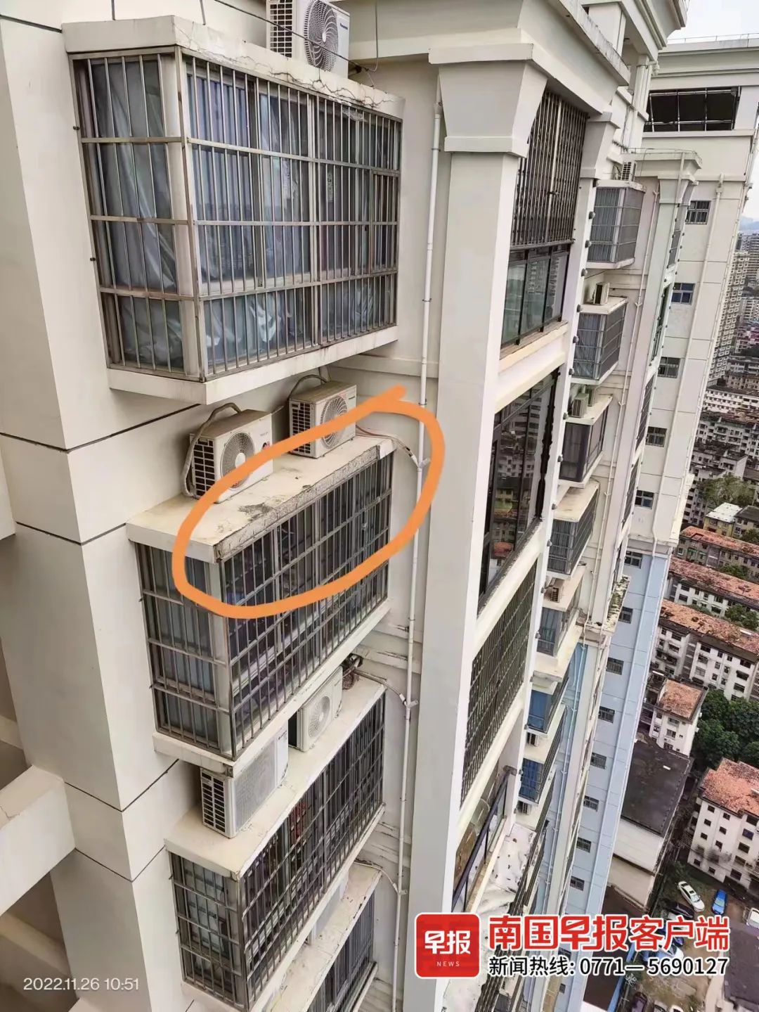 31楼掉下十多斤重水泥块,南宁一小区3辆车遭殃